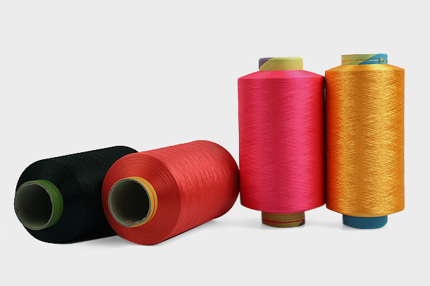 Poliesterska pređa popularan je izbor za tekstilnu industriju zbog svoje inherentne kvalitete čvrstoće i izdržljivosti