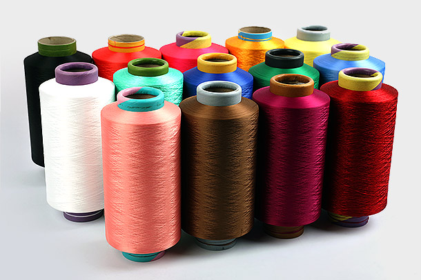 Koje su ključne prednosti korištenja poliesterskih DTY pređa u tekstilnoj primjeni i kako njihov proizvodni proces pridonosi njihovoj popularnosti i širokoj upotrebi u tekstilnoj industriji?