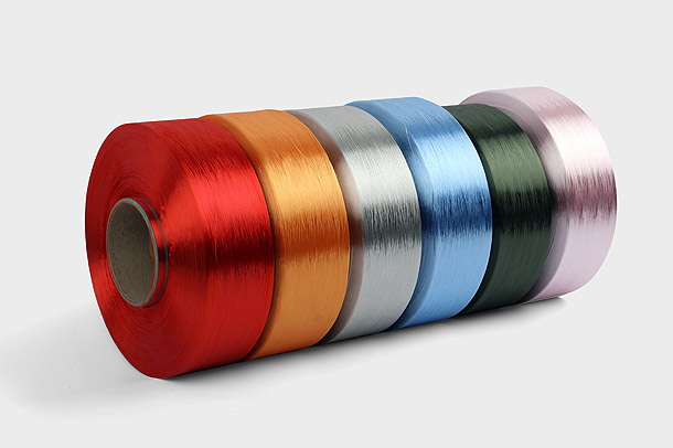 Poliesterska dope obojena pređa vrsta je tekstilnog vlakna koje se proizvodi kemijskom polimerizacijom etilena i bojila